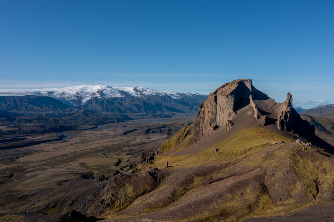 Einhyrningur und im Hintergrund Eyjafjallajökull